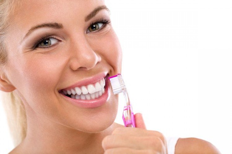تعرفى على طرق بسيطة وفعالة لتبييض أسنانك