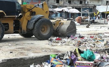 تقليم اﻻشجار والنخيل بالحدائق وكنس ورفع كميات هائلة من الرتش والقمامة بأحياء بورسعيد