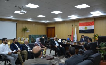 رئيس جامعة دمياط يعقد اجتماع مع مساعدي المستشار الثقافى الليبى لدعم الطلاب الوافدين