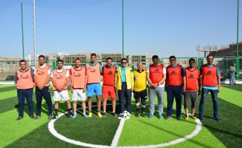 رئيس جامعة دمياط يشارك العاملين بالجهاز الإداري فى مباراة استعراضية لكرة القدم