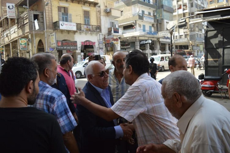 “محافظ بورسعيد”يتابع توافر السلع بالاسواق ويلتقي بالمواطنين