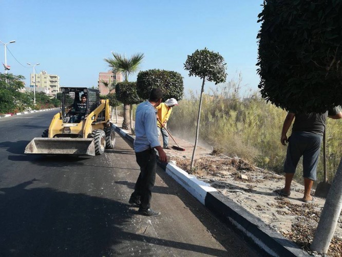متابعة سير العمل بحملات النظافة والتجميل بشوارع وطرق مدينة مصيف بلطيم