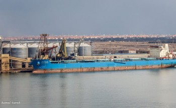 انتظام العمل بميناء دمياط بالرغم من نشاط الرياح و استيراد 3873 طن من السكر