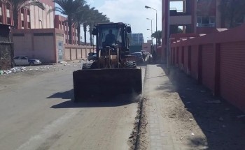 شن حملات لتجريف الرمال بشوارع دمياط استعدادا لموسم الشتاء