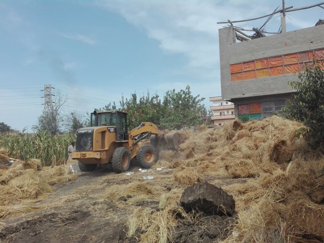 ازالة حالة تعدي على أرض زراعية بمساحة 200 متر بقرية عزبة الجندي بدمياط
