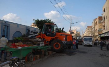 بالصور شن حملة مكبرة لرفع الإشغالات المخالفة بسوق مدينة عزبة البرج بدمياط