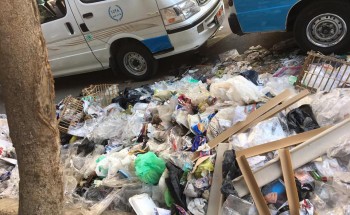 تلال القمامة تحاصر قصر ثقافة دمياط و موقف سيارات الاجرة … صور