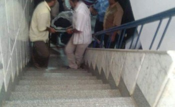 تعطل مصعد مستشفى عزبة البرج و صورة للمواطنين يحملون مريض على السلم ” ازمة دمياطية جديدة “