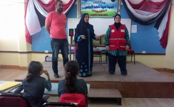 فريق برنامج صحة وسلامة يدرب 92 طالب بمدرسة السيدة خديجة بدمياط