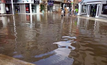 سقوط أمطار غزيرة على دمياط مع انخفاض درجات الحرارة و مياه الشرب تدفع بسيارات الشفط