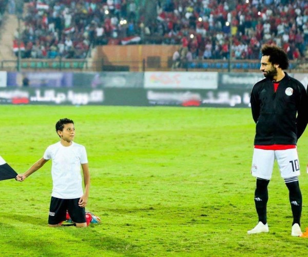 صورة| صلاح يثير الجدل بصورته مع طفل مباراة سوازيلاندا