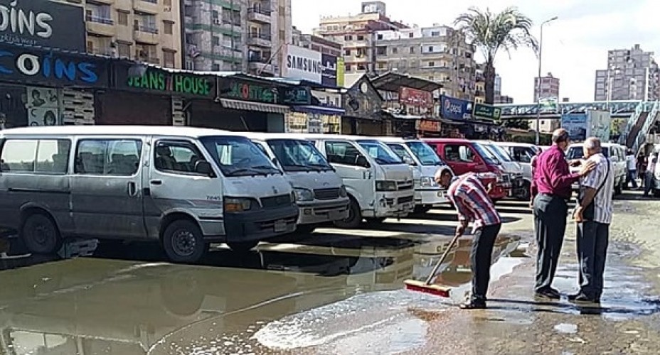 بالصور.. إزالة مياه الأمطار في عدة مناطق بحى المنتزه بالإسكندرية