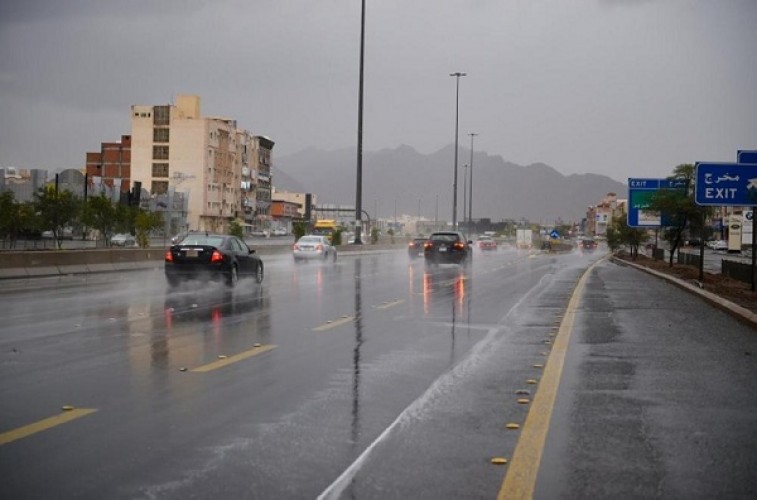 هطول أمطار رعدية ورياح نشطة تحد من الرؤية الأفقية بمنطقة مكة المكرمة
