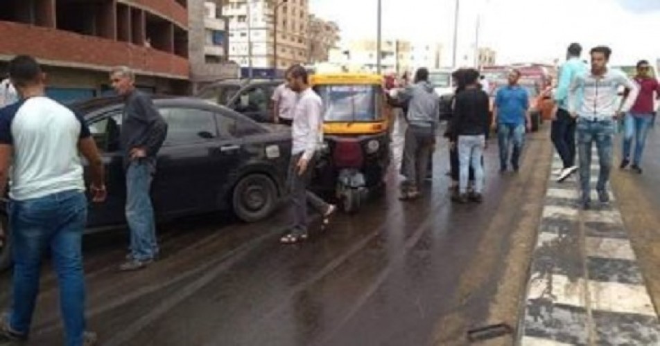 حادث تصادم سيارتين بكوبرى الساعة بسبب الأمطار فى الإسكندرية
