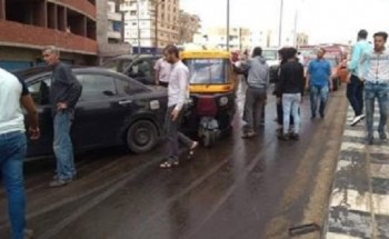 حادث تصادم سيارتين بكوبرى الساعة بسبب الأمطار فى الإسكندرية