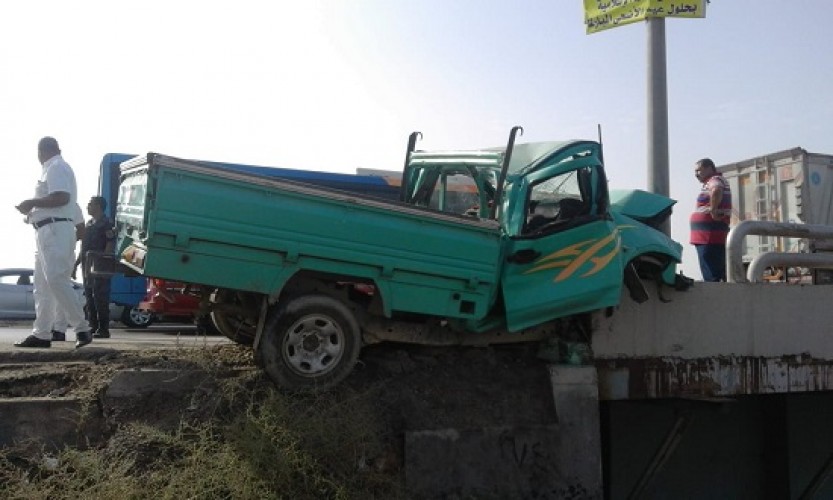 بالصور.. اصطدام سيارة نصف نقل بعمود إنارة بالطريق الصحراوى غرب الإسكندرية
