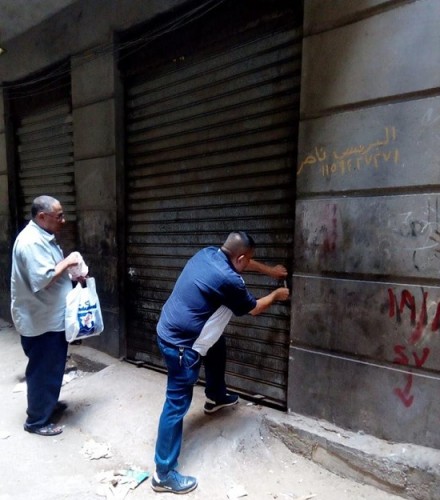 بالصور تشميع وغلق محلات غير مرخصة بحى الجمرك فى الإسكندرية