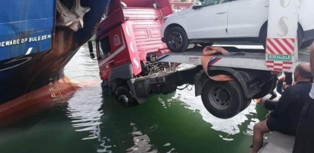 بالصور.. سقوط شاحنة محملة بالسيارات فى البحر و اصطدامها بسفينة بميناء الإسكندرية