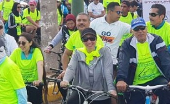 بالصور وزيرة البيئة ونجلها يشاركان في مسيرة الدراجات بالإسكندرية