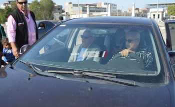 “محافظ بورسعيد”يستقل سيارة مواطن لحل مشكلة صرف الصحي في موقع عمله