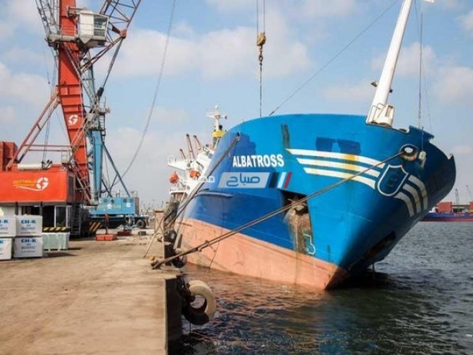 بالرغم من الطقس السيئ ميناء دمياط يواصل العمل و يستقبل 6 سفن