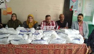 توزيع ملابس لدعم طلاب مدرسة بدمياط برعاية بنك الطعام الدمياطي .. صور
