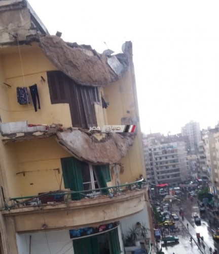 صور.. انهيار شرفة عقار بالمنشية وإصابة 3 أشخاص وتهشم سيارتين بسبب الأمطار بالاسكندرية