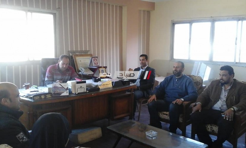 رئيس محلية كفر سعد بدمياط يجتمع برؤساء الوحدات القروية ويؤكد على ازالة تعديات الأراضي