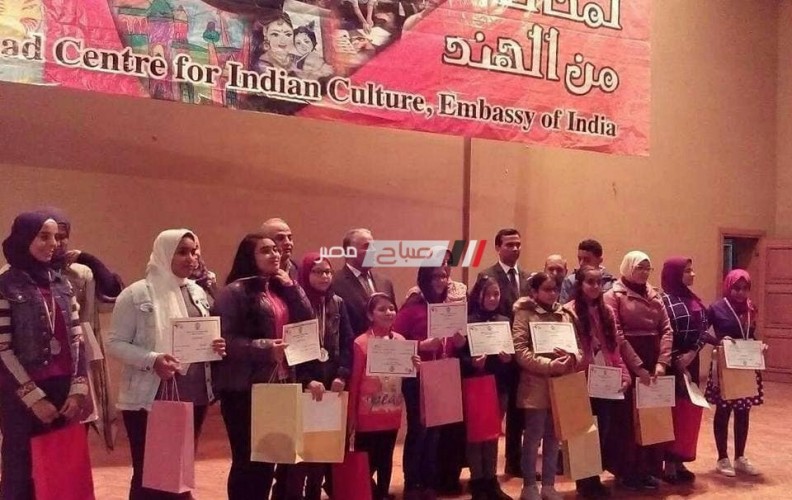 السفير الهندي يكرم ابنه دمياط الحاصلة على المركز الأول فى المسابقة الفنية الدولية “لمحات من الهند”