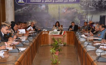 محافظ دمياط تعقد اجتماعا موسعا مع رؤساء المحليات لمتابعه معدلات تنفيذ أعمال الخطة الاستثمارية
