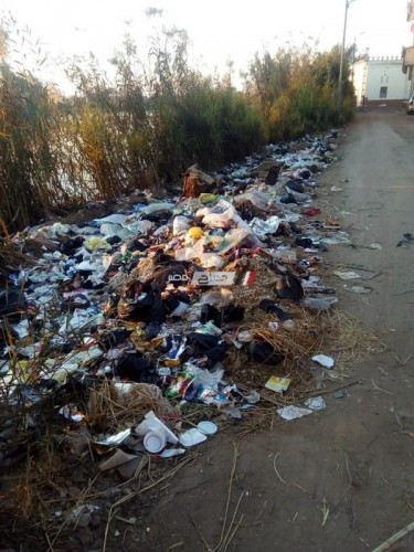 بالصور تراكم القمامة على ضفاف نهر النيل بدمياط و الاهالي: بيعقبونا علشان اشتكينا للمحافظ