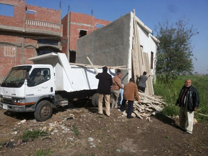 إزالة تشوينات المهد بمعدات محلية ميت أبو غالب ومصادرة مواد البناء