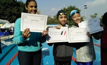 وكيل التعليم بدمياط يهنئ طالبة حصلت على المركز الثاني على الجمهورية في سباق 50 متر سباحة
