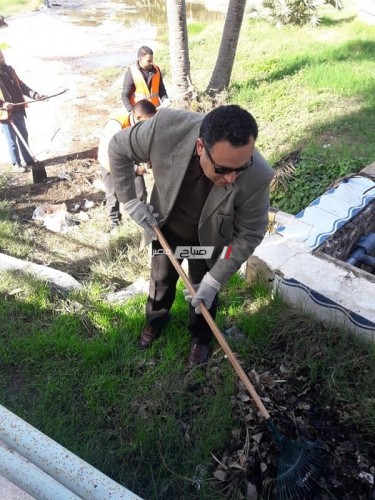 بالصور محافظ الاسكندرية يشارك فى مبادرة تنظيف حديقة الشلالات