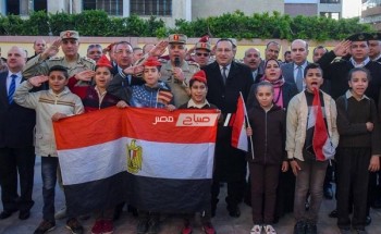 بالصور محافظ الإسكندرية وقائد المنطقة الشمالية العسكرية يشهدان توزيع ٥٠٠ تختة مدرسية