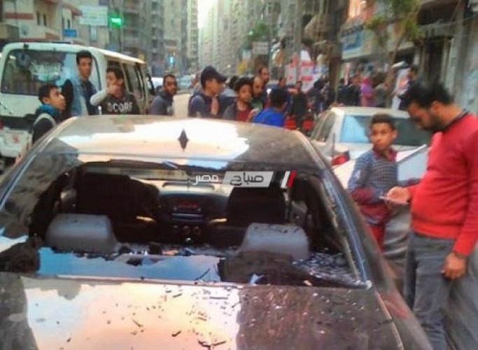 بالصور.. سقوط عمود إنارة على 3 سيارات بمنطقة المندرة بالإسكندرية
