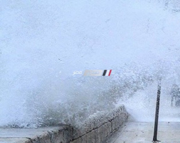 بالصور خروج مياه البحر على كورنيش الإسكندرية بسبب ارتفاع الأمواج وسرعة الرياح