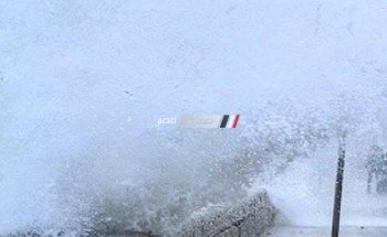 بالصور خروج مياه البحر على كورنيش الإسكندرية بسبب ارتفاع الأمواج وسرعة الرياح