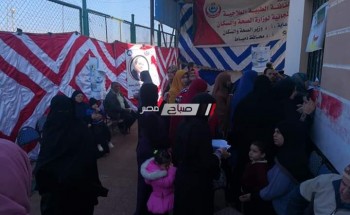 اقبال كبير على قافلة طبية شاملة بدمياط و المحافظ: توزيع 250 بطانية و لحوم على المواطنين