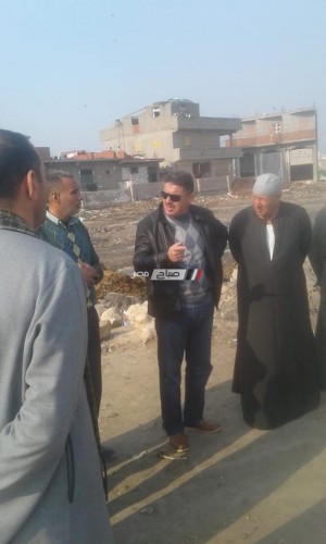 رئيس محلية دمنهور يتفقد قرية الشوكه لفحص مشكلة الصرف الصحى