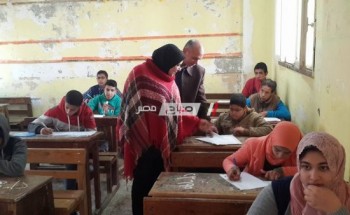 مدير كفر سعد التعليمية تتابع نهاية امتحانات الفصل الدراسي الأول