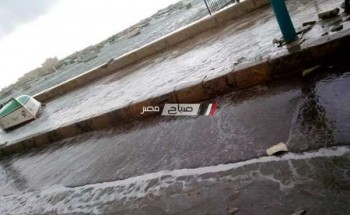 بالصور.. هبوط ممشى الكورنيش بسبب ارتفاع موج البحر بالإسكندرية