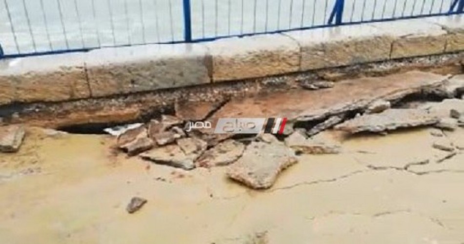 صور.. ارتفاع الأمواج وتكسير بلاط كورنيش بسبب شدة الرياح بالإسكندرية