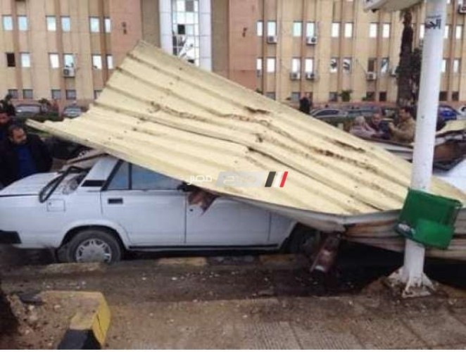 بالصور.. سقوط تندة من أعلى استراحة محكمة المنشية وتحطم سيارتين بسبب الرياح الشديدة