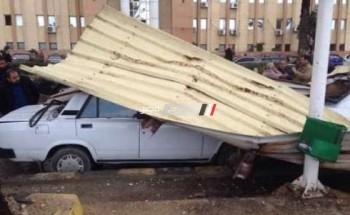 بالصور.. سقوط تندة من أعلى استراحة محكمة المنشية وتحطم سيارتين بسبب الرياح الشديدة