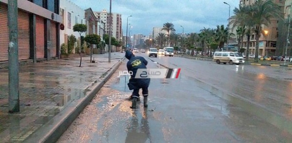 بالصور.. استمرار هطول الأمطار وهدوء نسبى فى شدة الرياح واستمرار كسح المياه بالإسكندرية