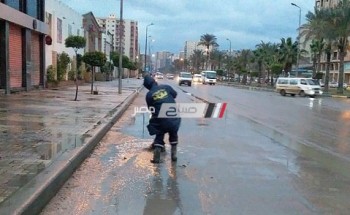 بالصور.. استمرار هطول الأمطار وهدوء نسبى فى شدة الرياح واستمرار كسح المياه بالإسكندرية