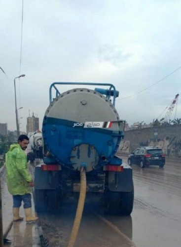 رفع كفاءة الصرف الصحى قبل موسم الأمطار بحي العجمي