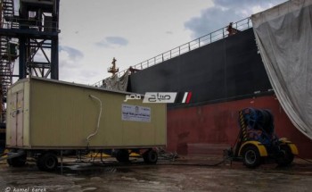 وحدة متنقلة لإمداد السفن العملاقة بالتيار الكهربى بميناء دمياط