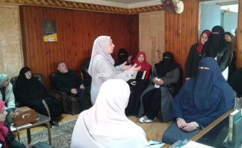 لقاء مع العاملات بمدينة عزبة البرج للتوعية بأهمية الكشف المبكر عن أورام الثدي